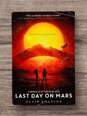 Last Day on Mars (Chronicle of the Dark Star, Bk 1) by Kevin Emerson - paperback